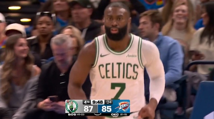 开云官网-攻防建功！杰伦·布朗扑防大帽切特 顺势反击一条龙暴扣